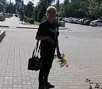 «А вы кто такой?» В Астрахани сняли на видео еще одну женщину, разоряющую городскую клумбу