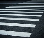 В Астрахани неизвестный водитель сбил школьницу на глазах у родителя и скрылся