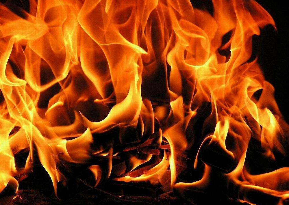 В Астрахани сгорел по неосторожности жилой дом: спасены 12 человек