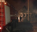 Ночью в Астрахани сгорели дом и автомобиль