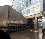 В Астрахани фура застряла под переходом и перекрыла движение