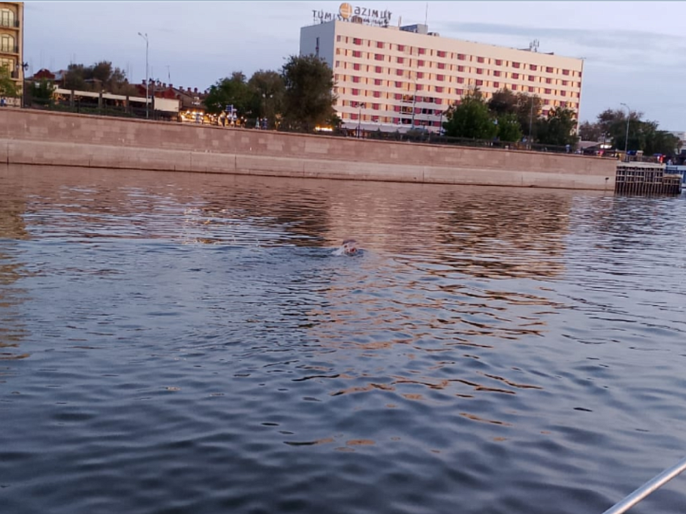 Успели вовремя: в Астрахани спасли мужчину, пытавшегося переплыть Волгу