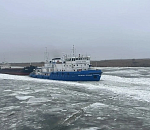 В морском порту Астрахань — тяжелые ледовые условия