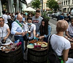 Открывшиеся в Москве летние площадки ресторанов и кафе пользуются повышенным спросом