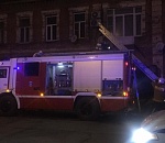 В Астрахани больше часа горит двухэтажный дом
