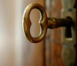 В Астрахани спасатели вызволяли из запертых квартир детей и стариков