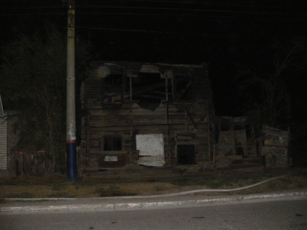 В Астрахани произошел крупный пожар: сгорел заброшенный дом