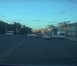 В Астрахани водитель за несколько секунд дважды пересек двойную сплошную и выехал на встречку