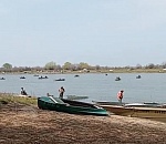 Что делает толпа рыбаков на Черной речке в Камызякском районе