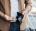 Со счета астраханца неожиданно списали 1,5 миллиона рублей