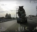 В Астрахани на мосту насмерть сбили человека: видео