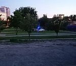 Полиция Астрахани оправдала действия патрульного автомобиля, который проехался по газону