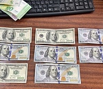 Астраханский таксист украл у пассажира валюту и погасил долги