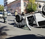 В центре Астрахани перевернулся автомобиль из-за отказа тормозов