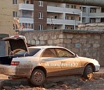 Фото дня: в Астрахани машина запрыгнула на бордюр