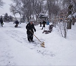 Более ста астраханских коммунальщиков борются со снегопадом
