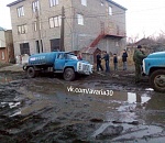 В Астрахани автомобиль снова провалился в грязевую яму