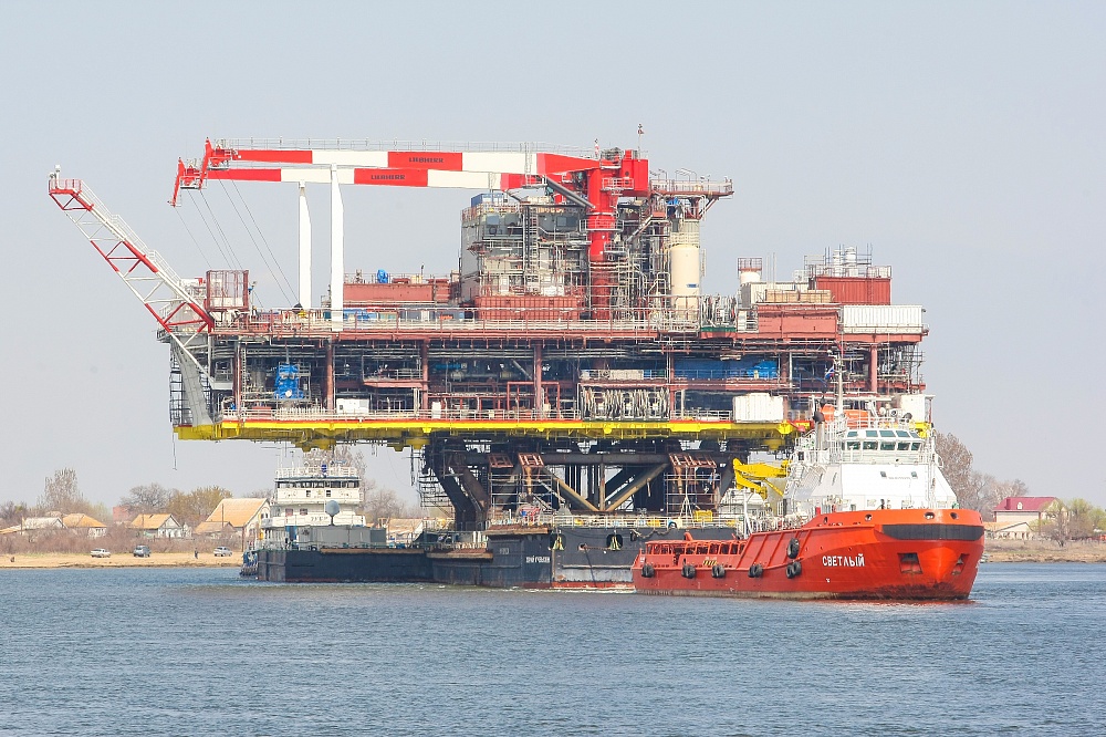 ЛУКОЙЛ начал вывод на Каспий верхнего строения ЛСП-2 для месторождения им. в. Филановского