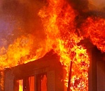 В Астрахани возле двух вокзалов устроили поджог неэскплуатируемого строения и мусора