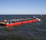 На Каспии во время сильного волнения баржа оторвалась от платформы «Филановского»