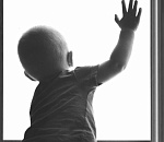 В Астрахани трехлетний малыш выпал из окна девятого этажа и разбился насмерть