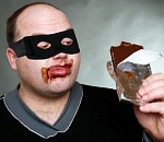 19-летний астраханец ударил охранника, украл шоколадки и продал их на соседней улице