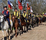 Казачья конница прошла парадным строем у дома астраханского ветерана