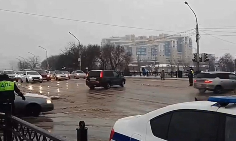 В Астрахани пошел мокрый снег, будет гололедица