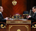 Стройкомплекс - важнейшая часть экономики, требующая поддержки, отметил Медведев на встрече с астраханским губернатором