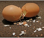 В центре Астрахани столкнулись две легковушки: от удара одну из них отбросило и разбило об стену дома