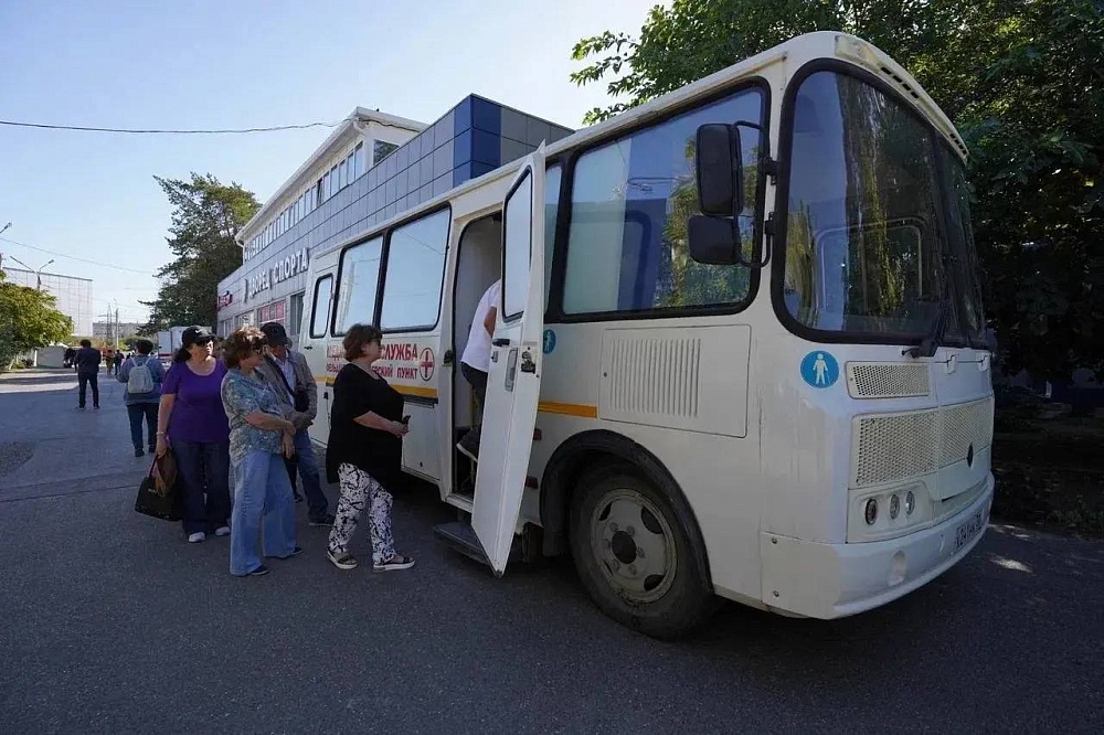 Возле астраханского ТЦ установили передвижной кабинет для вакцинации 