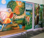 В астраханской больнице художник сказочно расписал стены