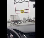 Предельно наглая фура попала на видео на Старом мосту в Астрахани