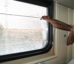 Астраханские вандалы обкидывают поезда камнями, бьют светофоры и стёкла