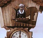 В Астрахани забытые на остановке настенные часы вызвали панику