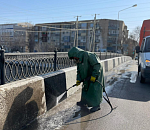 Коммунальщики моют астраханские мосты