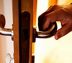 В Астрахани соседи узнали о смерти пенсионера из-за запаха из его квартиры