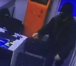 На центр микрофинансирования в Астрахани напал вооруженный краснодарец. Видео