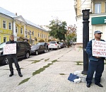 У здания Городской Думы Астрахани проходит пикет