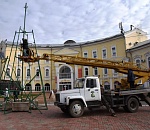 Праздник к нам приходит: в Астрахани начали устанавливать главную елку