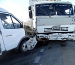 В Астрахани в тройном ДТП с участием «Газели» и грузовика пострадали два человека