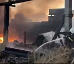 В Астрахани продолжают тушить пожар с горящим экскаватором