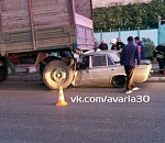 В Астрахани "ВАЗ" влетел в стоящий грузовик: двое пострадавших. Фото