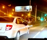 В Астрахани нашли водителя «Лады», чья пассажирка высунулась из окна и долго так ехала