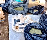 В Астрахани вскрыли схрон с оружием и наркотиками