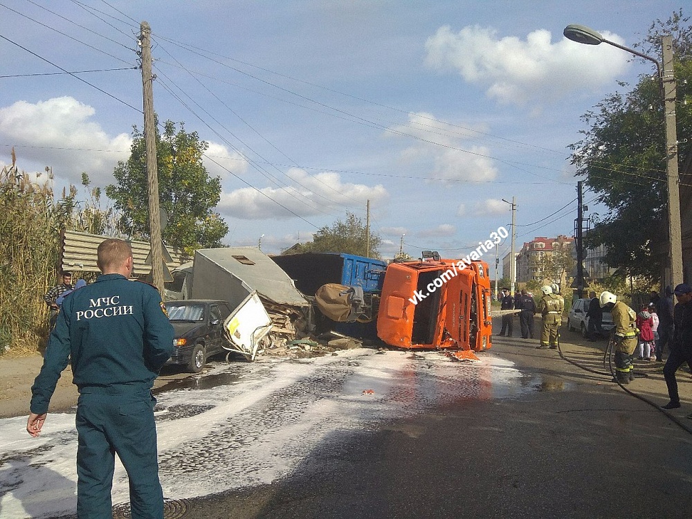 В Астрахани ДТП с участием 4 машин: один из водителей зажат в салоне 