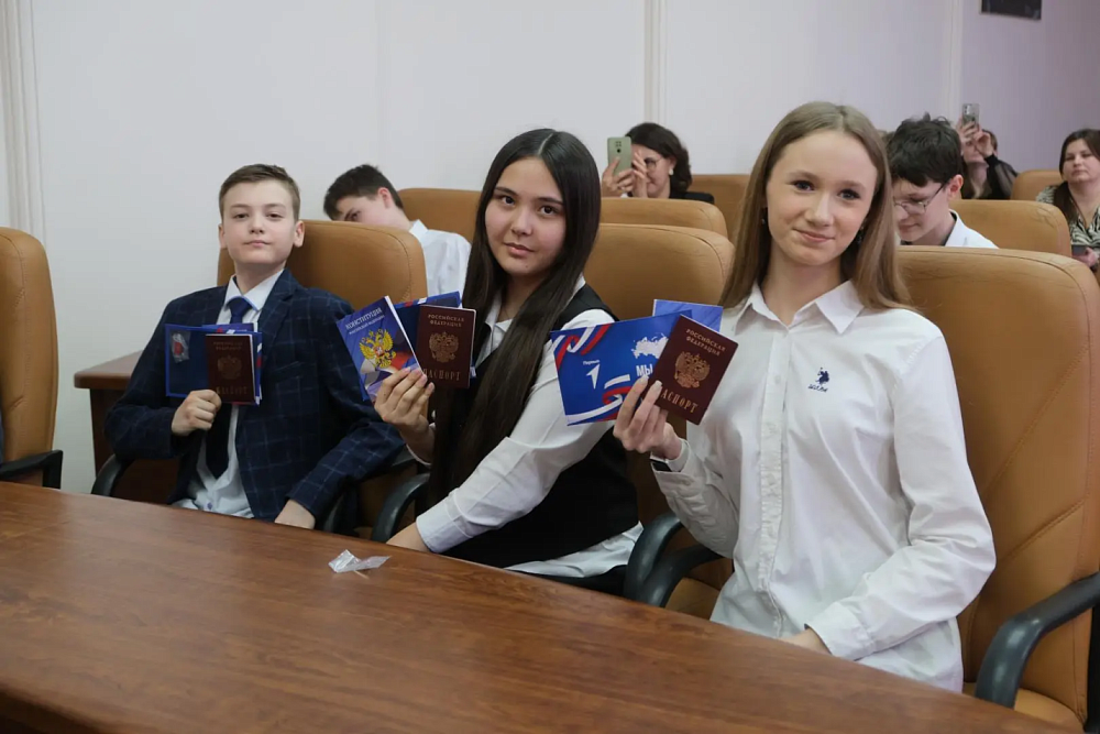 Юным астраханцам вручили паспорта в День воссоединения Крыма с Россией