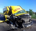 Под Астраханью автобус, который вез детей с ЕГЭ, столкнулся с КамАЗом: есть пострадавшие
