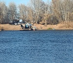 В Енотаевском районе с парома в воду съехал трактор с прицепами: есть пострадавший