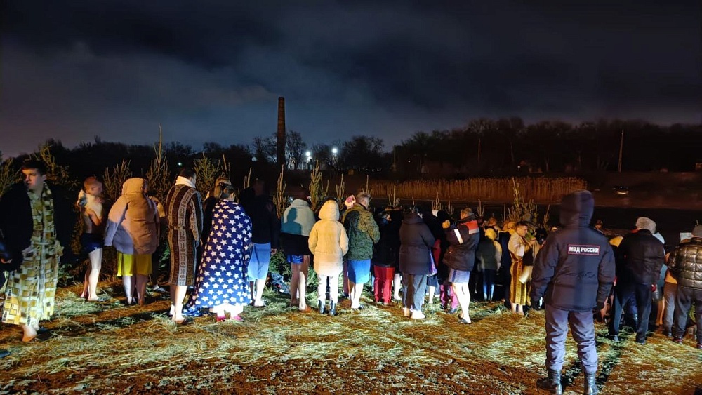 Более двух тысяч астраханцев приняли участие в крещенских купаниях 